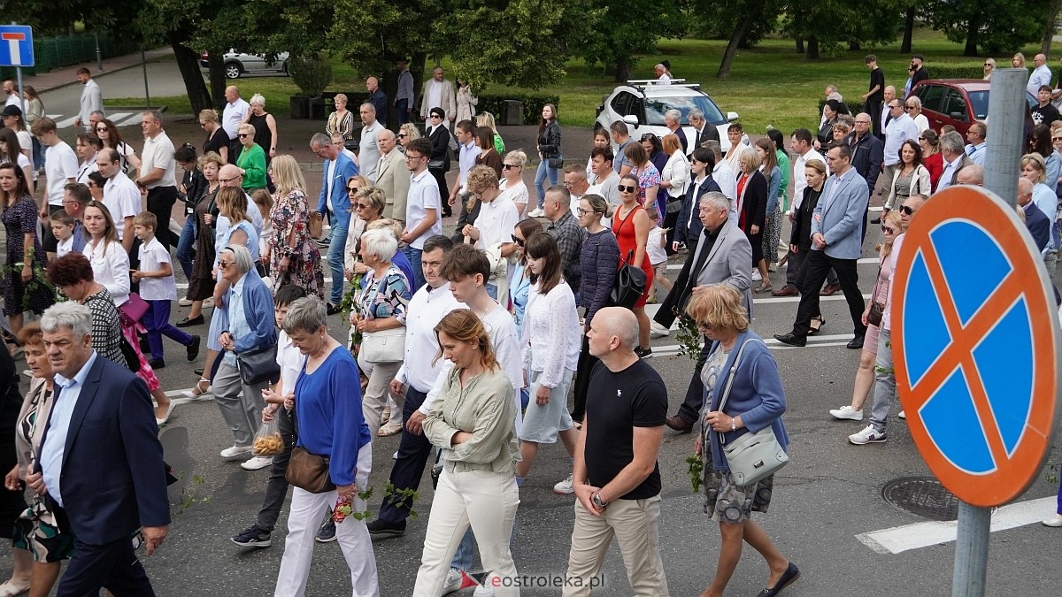 Procesja Bożego Ciała 2025 w kościele pw. Nawiedzenia NMP [19.06.2026] - zdjęcie #95 - eOstroleka.pl