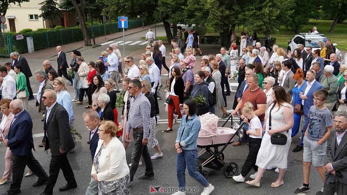 Procesja Bożego Ciała 2025 w kościele pw. Nawiedzenia NMP [19.06.2026] - zdjęcie #76 - eOstroleka.pl