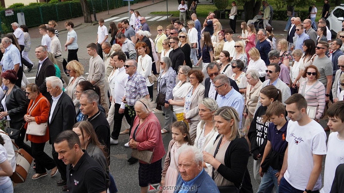 Procesja Bożego Ciała 2025 w kościele pw. Nawiedzenia NMP [19.06.2026] - zdjęcie #52 - eOstroleka.pl