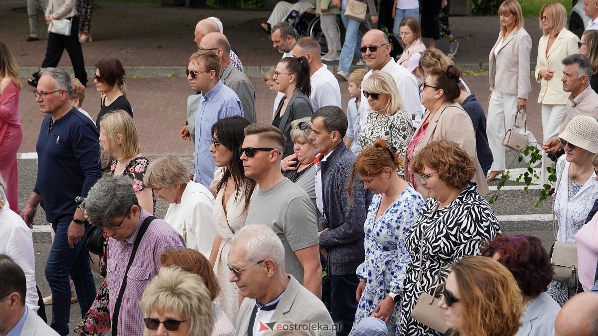 Procesja Bożego Ciała 2025 w kościele pw. Nawiedzenia NMP [19.06.2026] - zdjęcie #49 - eOstroleka.pl