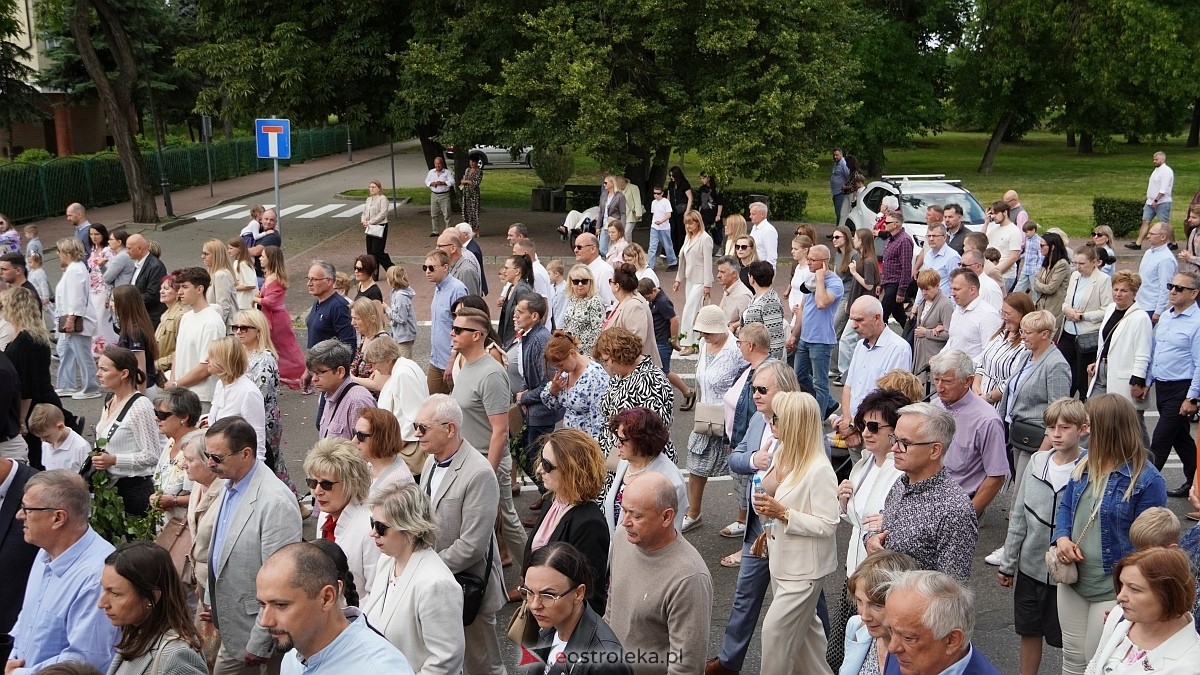 Procesja Bożego Ciała 2025 w kościele pw. Nawiedzenia NMP [19.06.2026] - zdjęcie #47 - eOstroleka.pl