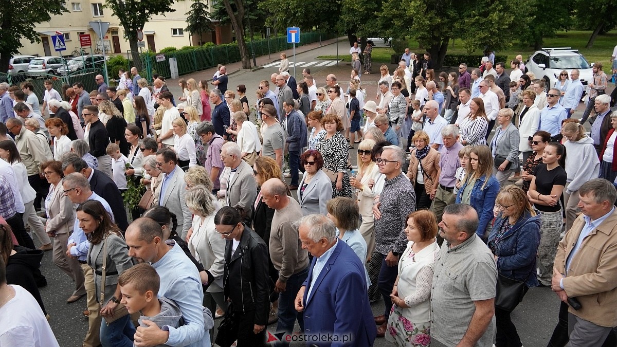 Procesja Bożego Ciała 2025 w kościele pw. Nawiedzenia NMP [19.06.2026] - zdjęcie #44 - eOstroleka.pl