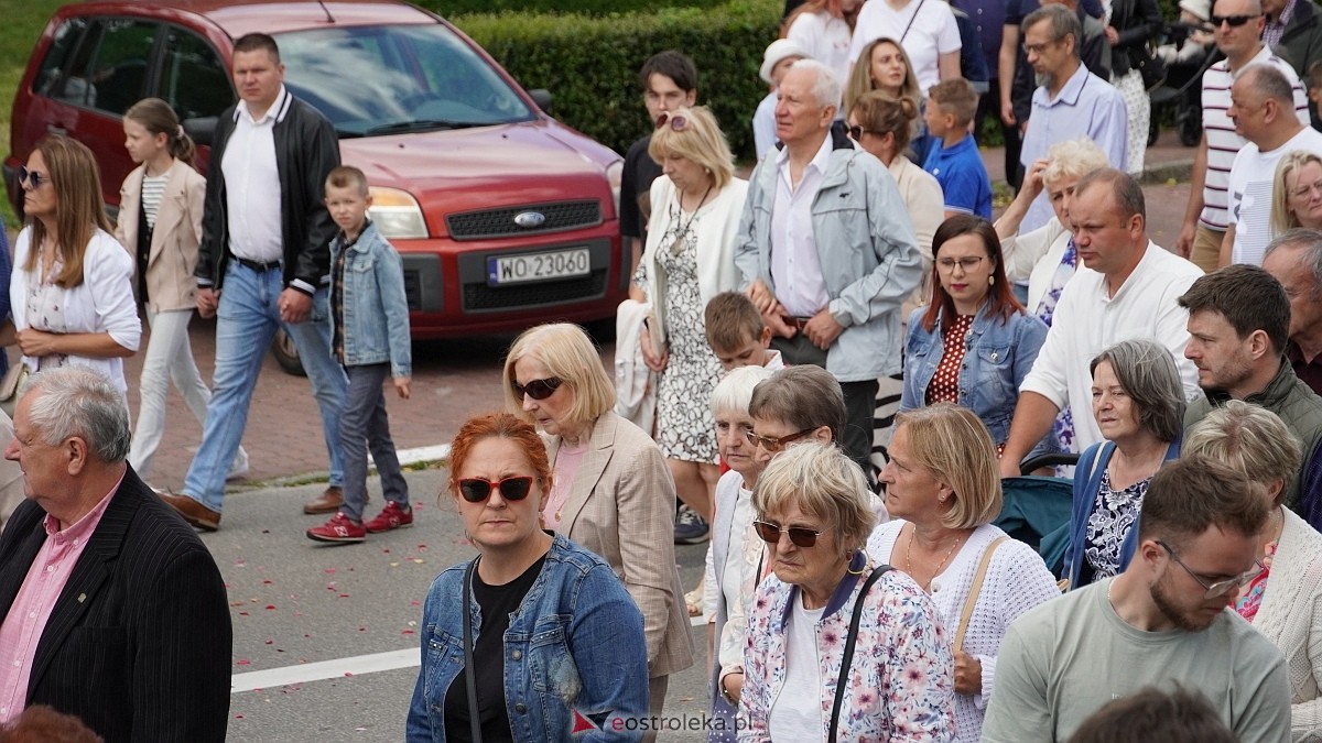 Procesja Bożego Ciała 2025 w kościele pw. Nawiedzenia NMP [19.06.2026] - zdjęcie #40 - eOstroleka.pl