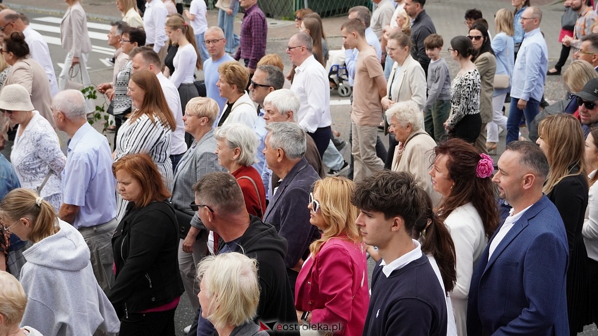 Procesja Bożego Ciała 2025 w kościele pw. Nawiedzenia NMP [19.06.2026] - zdjęcie #32 - eOstroleka.pl