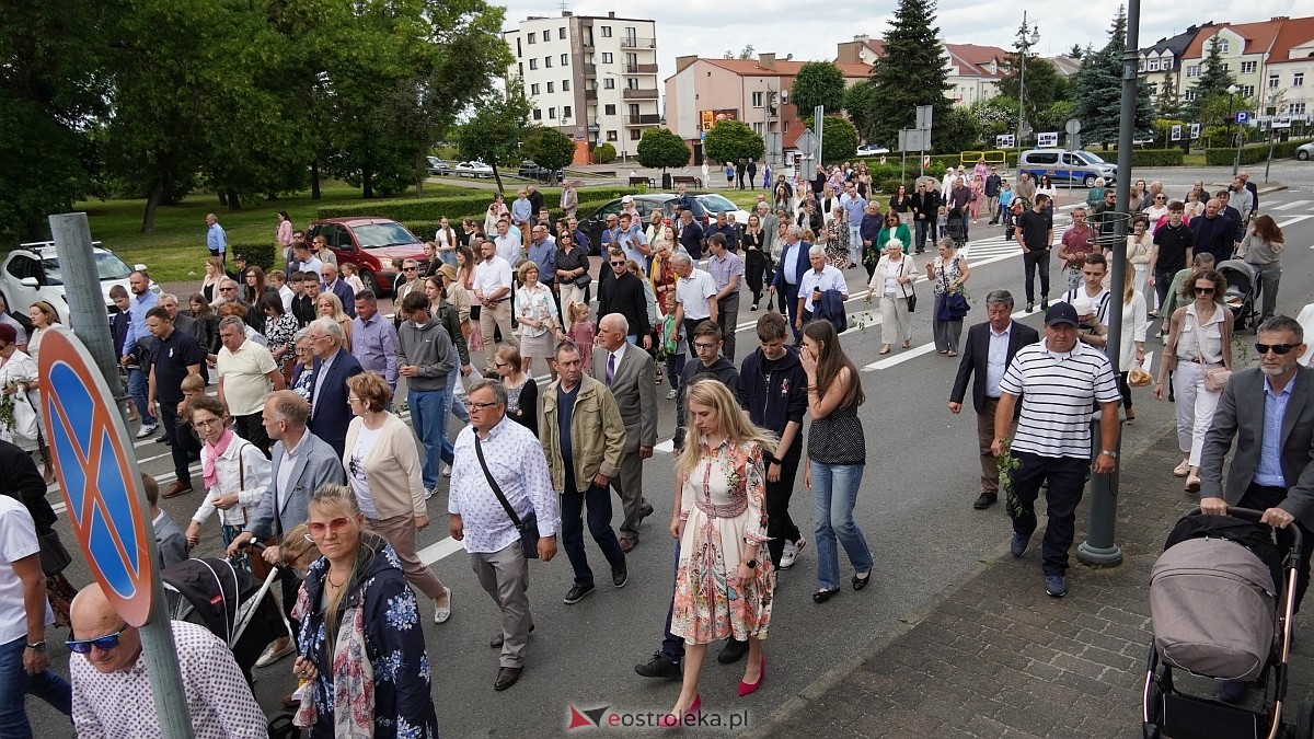 Procesja Bożego Ciała 2025 w kościele pw. Nawiedzenia NMP [19.06.2026] - zdjęcie #23 - eOstroleka.pl