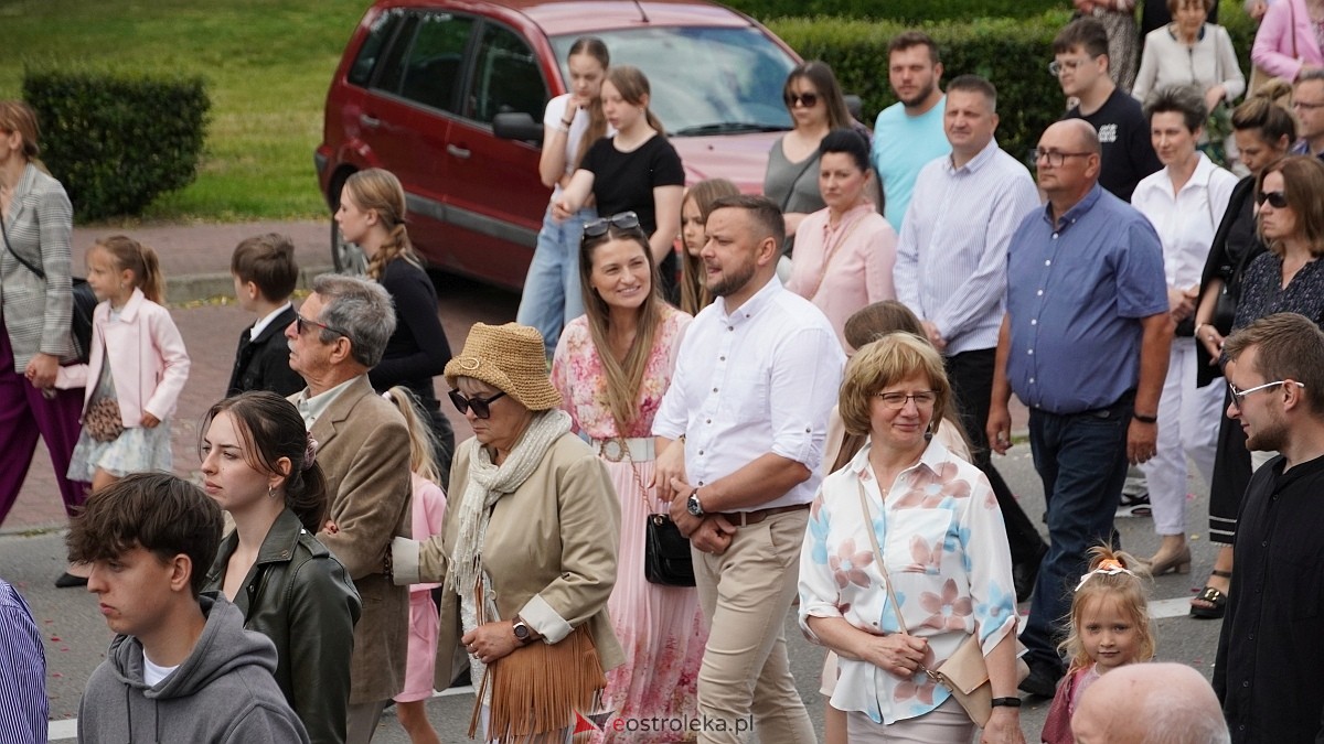 Procesja Bożego Ciała 2025 w kościele pw. Nawiedzenia NMP [19.06.2026] - zdjęcie #20 - eOstroleka.pl