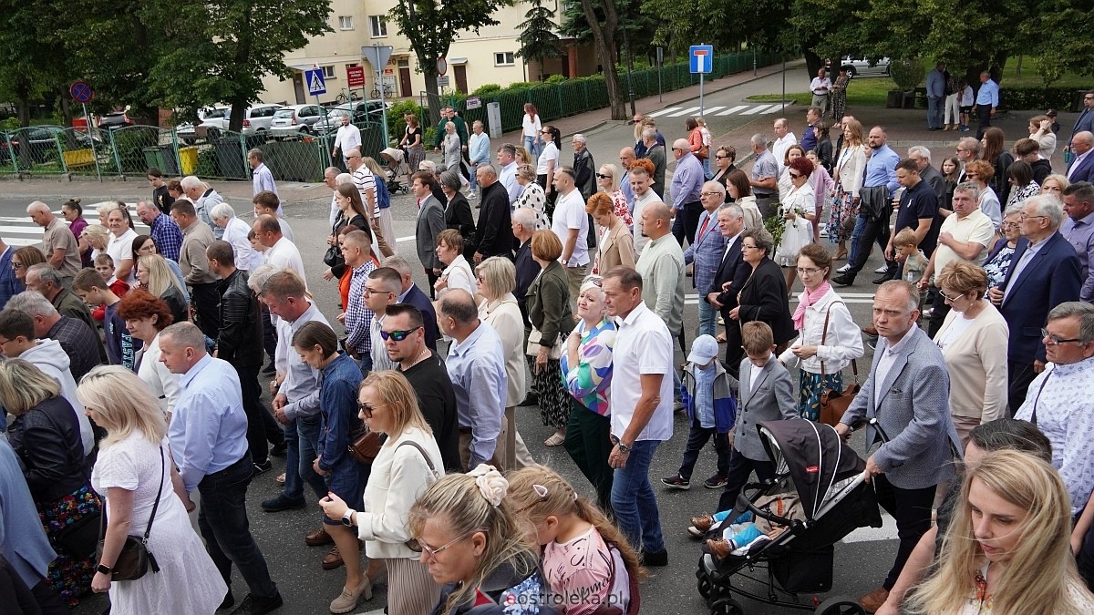 Procesja Bożego Ciała 2025 w kościele pw. Nawiedzenia NMP [19.06.2026] - zdjęcie #15 - eOstroleka.pl