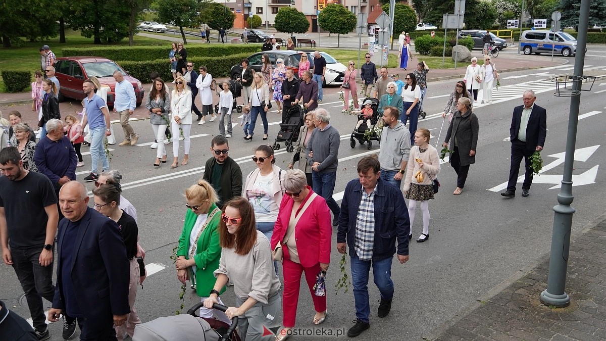 Procesja Bożego Ciała 2025 w kościele pw. Nawiedzenia NMP [19.06.2026] - zdjęcie #4 - eOstroleka.pl