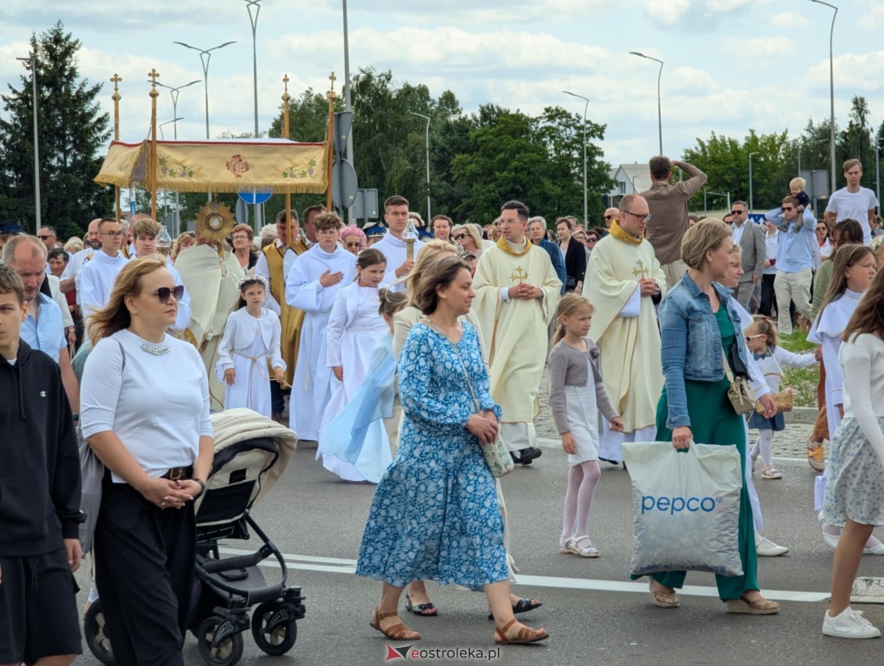Boże Ciało 2025 - parafia Zbawiciela Świata w Ostrołęce [19.06.2025] - zdjęcie #119 - eOstroleka.pl
