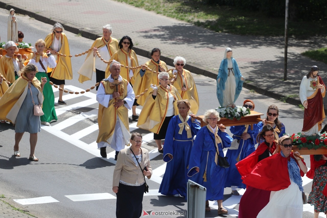 Boże Ciało 2025 - parafia Zbawiciela Świata w Ostrołęce [19.06.2025] - zdjęcie #115 - eOstroleka.pl