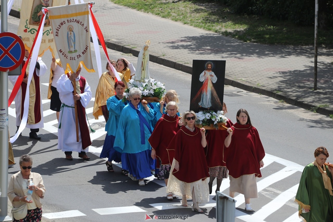 Boże Ciało 2025 - parafia Zbawiciela Świata w Ostrołęce [19.06.2025] - zdjęcie #111 - eOstroleka.pl