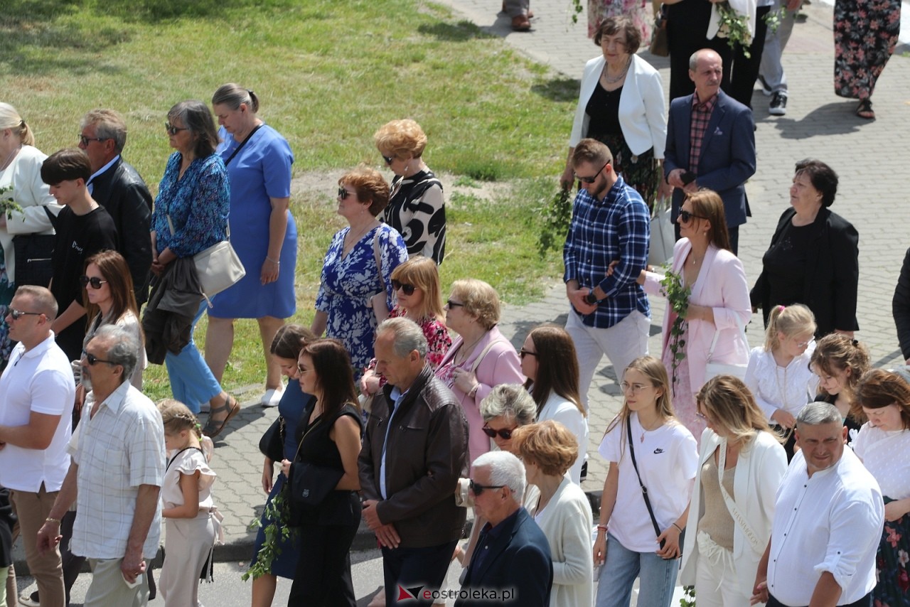 Boże Ciało 2025 - parafia Zbawiciela Świata w Ostrołęce [19.06.2025] - zdjęcie #7 - eOstroleka.pl