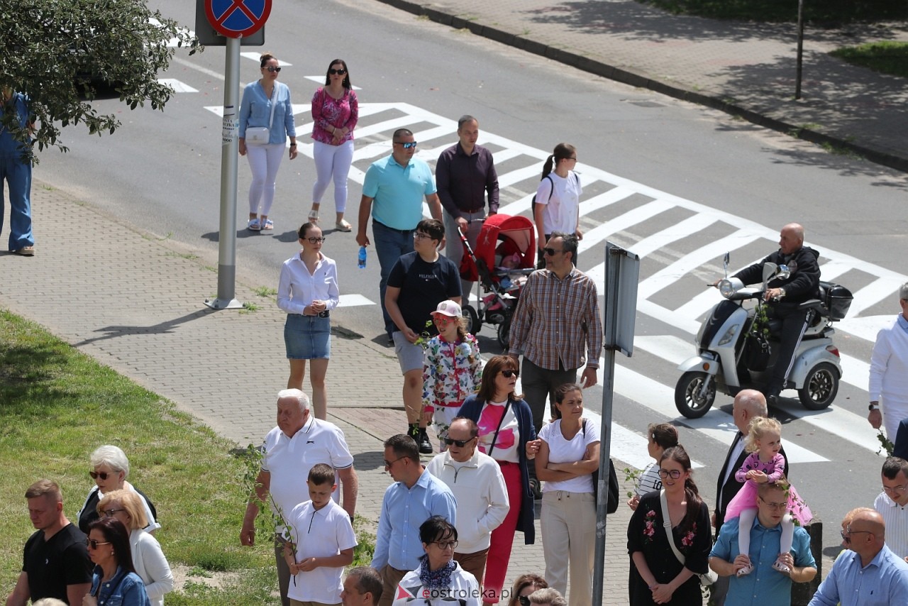 Boże Ciało 2025 - parafia Zbawiciela Świata w Ostrołęce [19.06.2025] - zdjęcie #2 - eOstroleka.pl