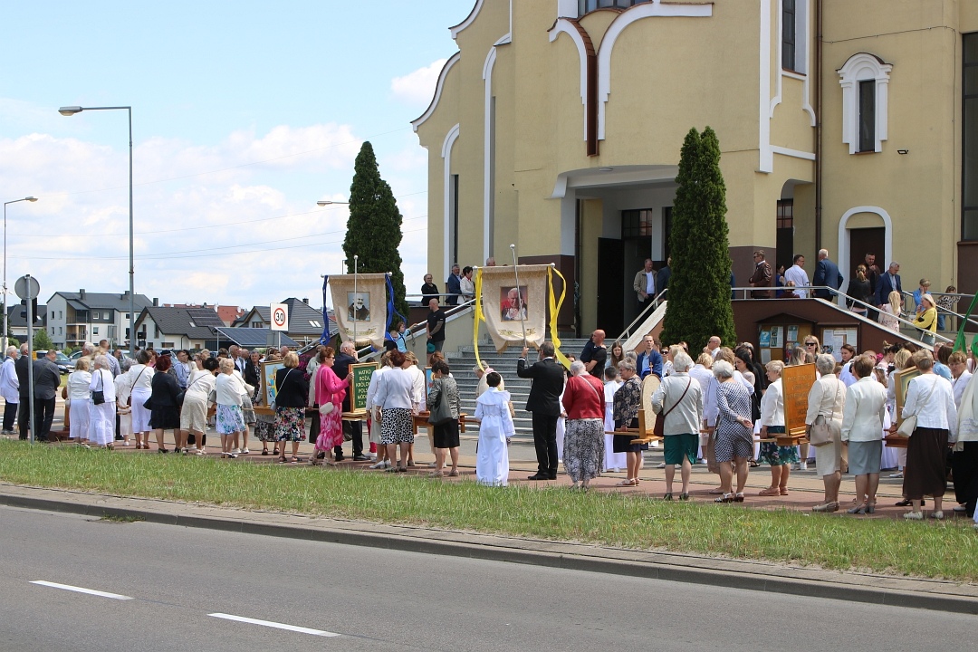 Boże Ciało 2025 - Parafia św. Franciszka z Asyżu w Ostrołęce [19.06.2025] - zdjęcie #76 - eOstroleka.pl
