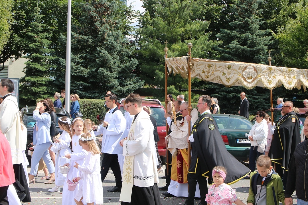 Boże Ciało 2025 - Parafia św. Franciszka z Asyżu w Ostrołęce [19.06.2025] - zdjęcie #24 - eOstroleka.pl