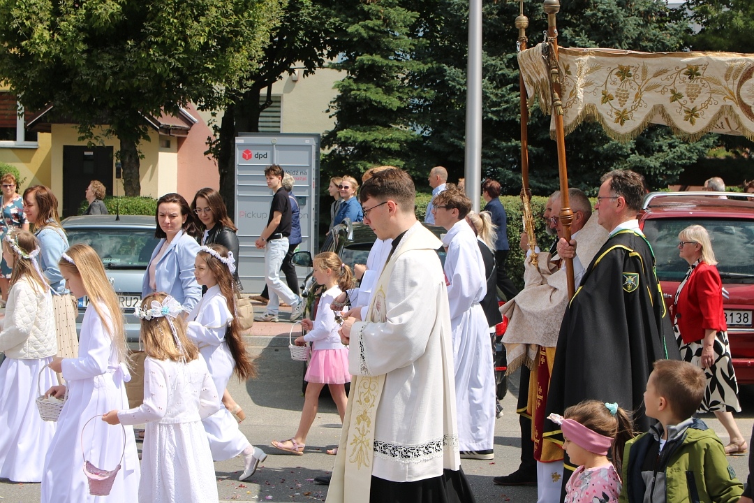 Boże Ciało 2025 - Parafia św. Franciszka z Asyżu w Ostrołęce [19.06.2025] - zdjęcie #23 - eOstroleka.pl