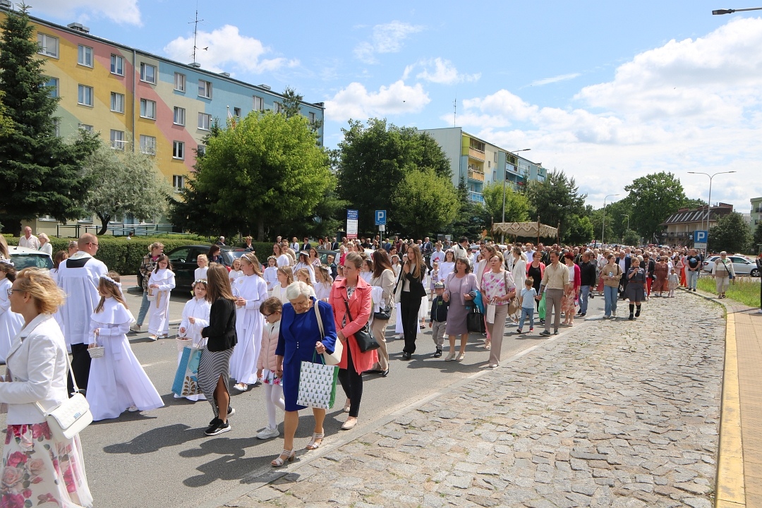 Boże Ciało 2025 - Parafia św. Franciszka z Asyżu w Ostrołęce [19.06.2025] - zdjęcie #18 - eOstroleka.pl