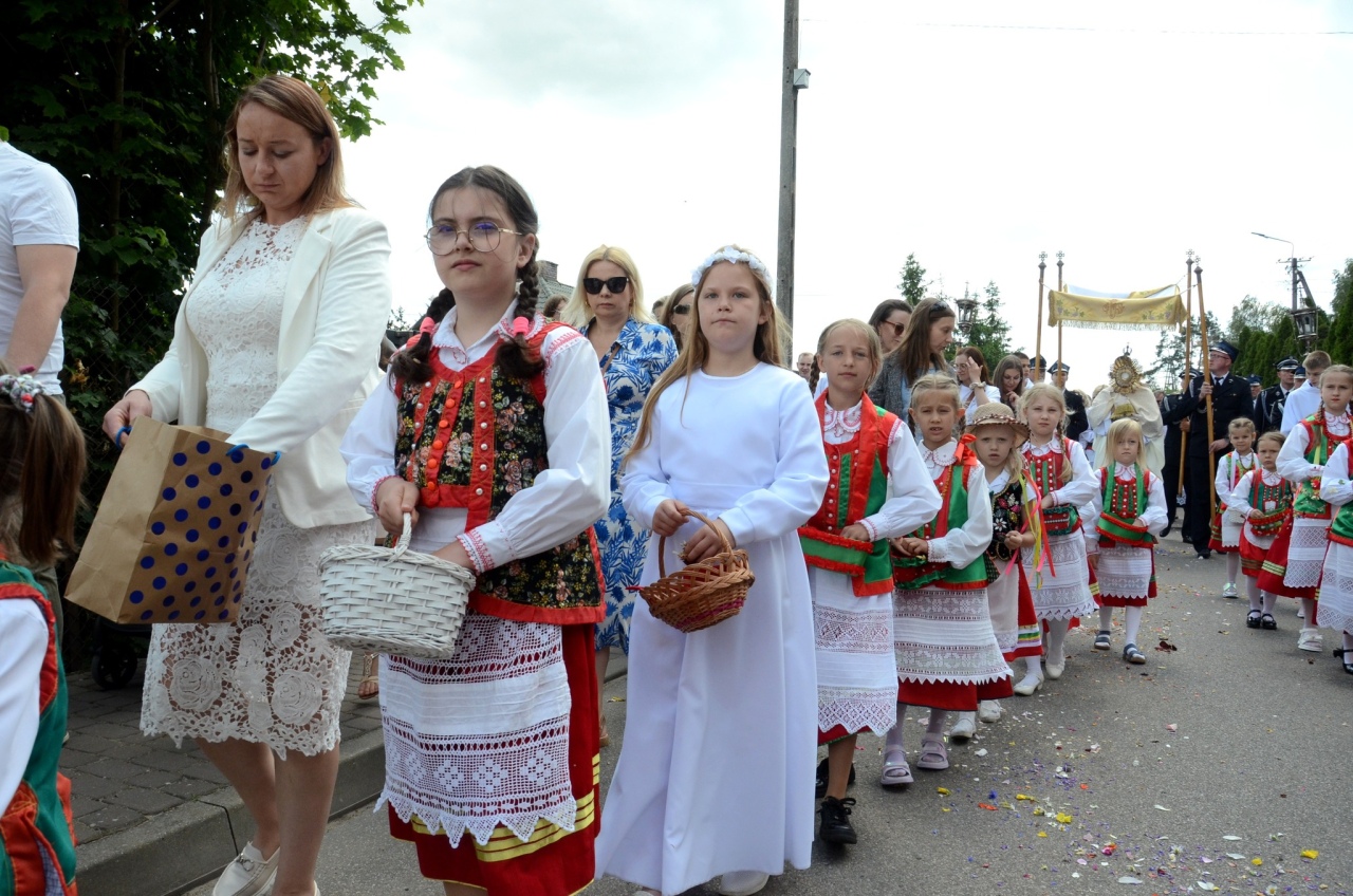 Procesja Bożego Ciała w Kadzidle [19.06.2025] - zdjęcie #7 - eOstroleka.pl