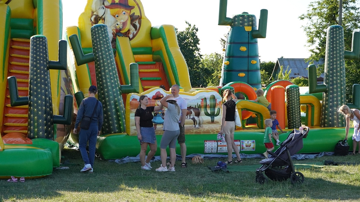Kolorowa radość i skoki do nieba! Festiwal dmuchańców i kolorów w Ostrołęce [22.06.2025] - zdjęcie #61 - eOstroleka.pl