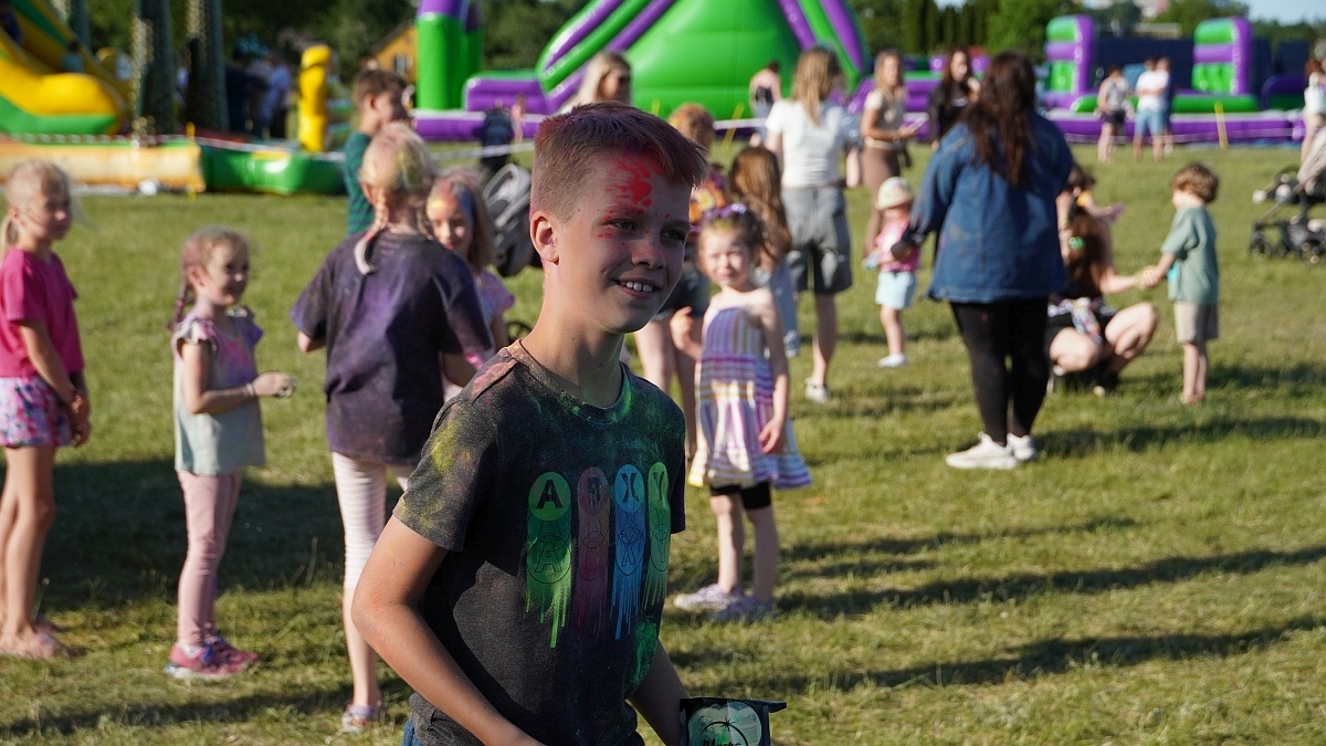 Kolorowa radość i skoki do nieba! Festiwal dmuchańców i kolorów w Ostrołęce [22.06.2025] - zdjęcie #54 - eOstroleka.pl