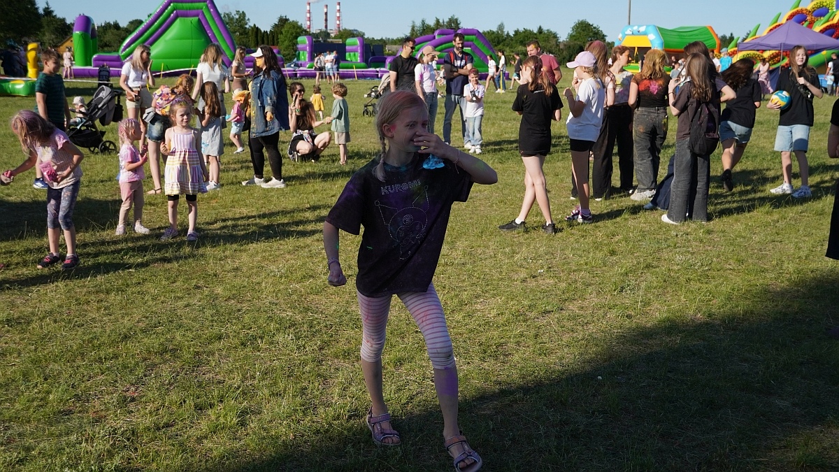 Kolorowa radość i skoki do nieba! Festiwal dmuchańców i kolorów w Ostrołęce [22.06.2025] - zdjęcie #53 - eOstroleka.pl