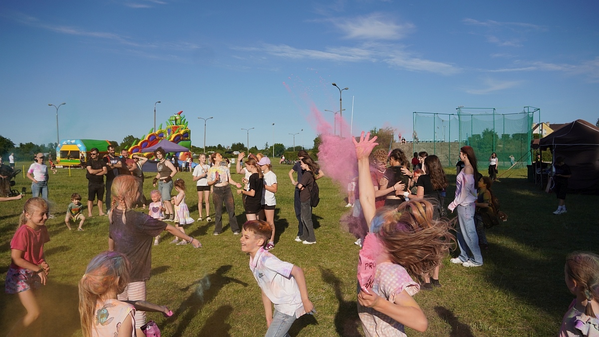 Kolorowa radość i skoki do nieba! Festiwal dmuchańców i kolorów w Ostrołęce [22.06.2025] - zdjęcie #47 - eOstroleka.pl