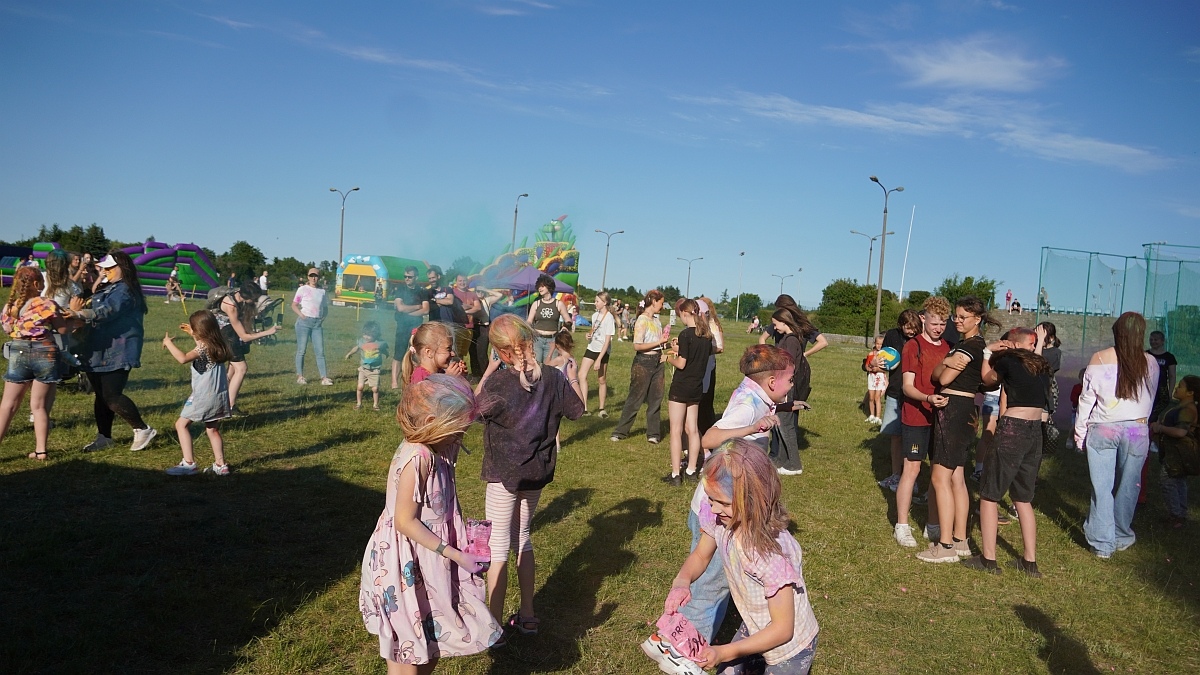 Kolorowa radość i skoki do nieba! Festiwal dmuchańców i kolorów w Ostrołęce [22.06.2025] - zdjęcie #46 - eOstroleka.pl