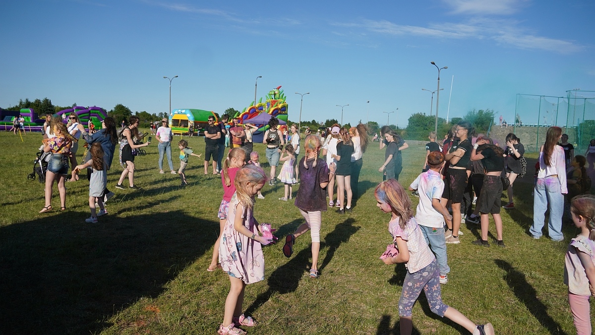 Kolorowa radość i skoki do nieba! Festiwal dmuchańców i kolorów w Ostrołęce [22.06.2025] - zdjęcie #45 - eOstroleka.pl