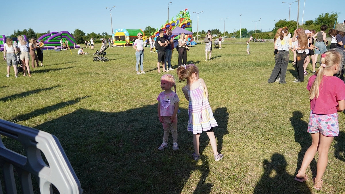 Kolorowa radość i skoki do nieba! Festiwal dmuchańców i kolorów w Ostrołęce [22.06.2025] - zdjęcie #43 - eOstroleka.pl