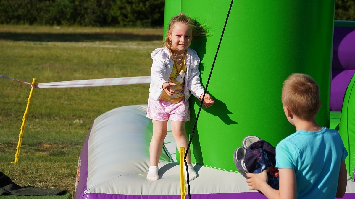 Kolorowa radość i skoki do nieba! Festiwal dmuchańców i kolorów w Ostrołęce [22.06.2025] - zdjęcie #29 - eOstroleka.pl