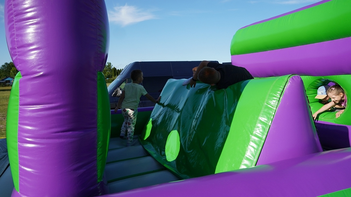 Kolorowa radość i skoki do nieba! Festiwal dmuchańców i kolorów w Ostrołęce [22.06.2025] - zdjęcie #25 - eOstroleka.pl