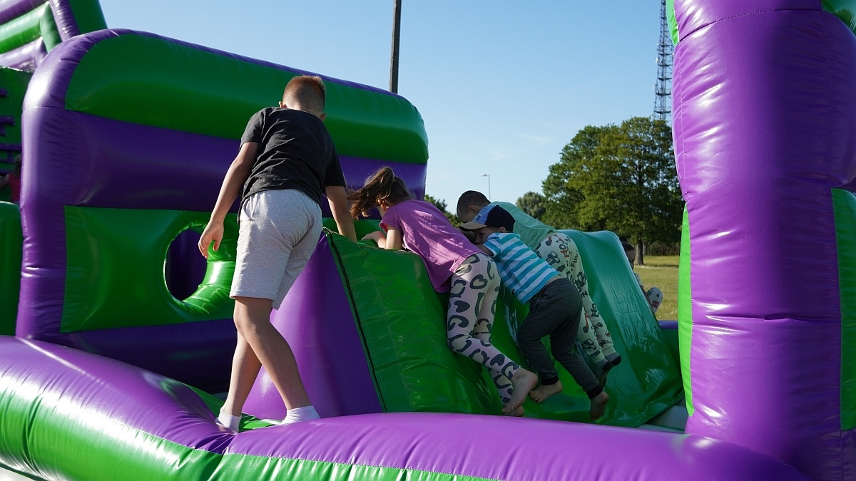 Kolorowa radość i skoki do nieba! Festiwal dmuchańców i kolorów w Ostrołęce [22.06.2025] - zdjęcie #22 - eOstroleka.pl