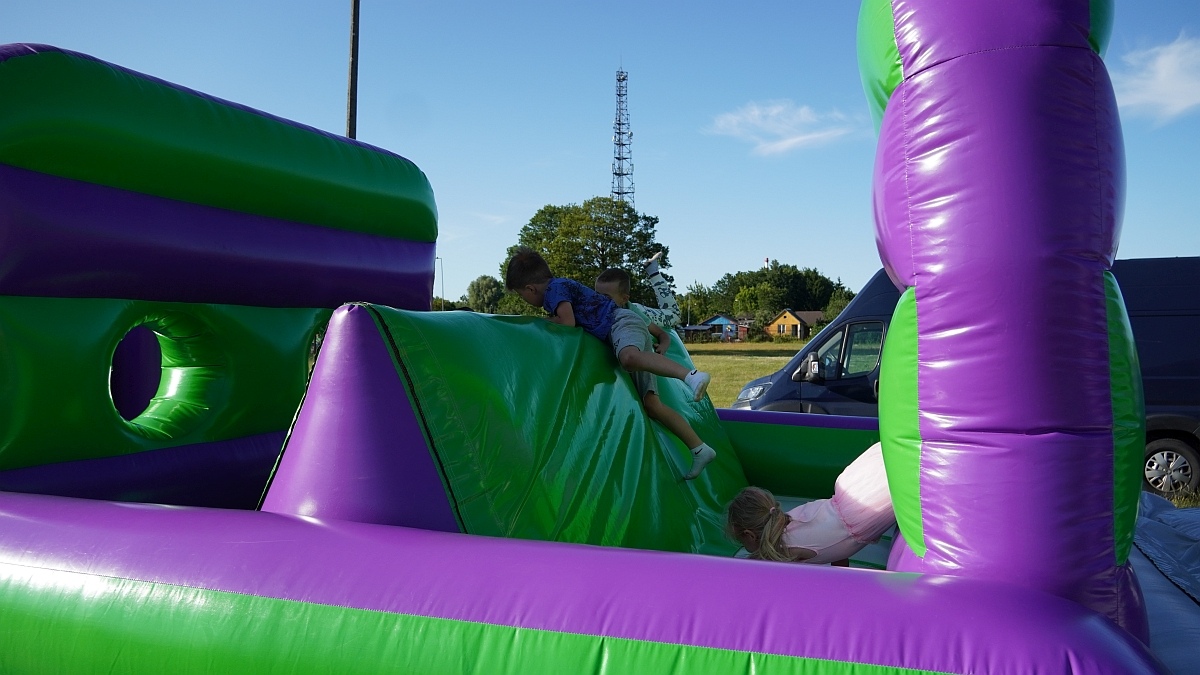 Kolorowa radość i skoki do nieba! Festiwal dmuchańców i kolorów w Ostrołęce [22.06.2025] - zdjęcie #20 - eOstroleka.pl