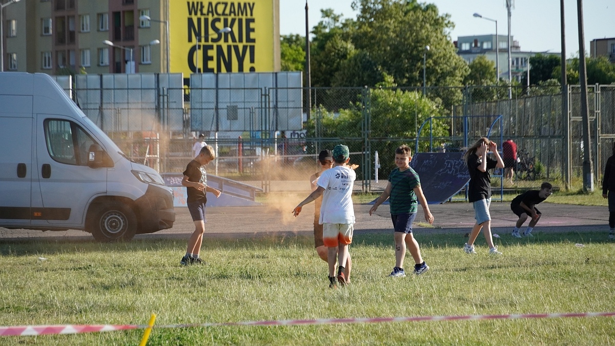 Kolorowa radość i skoki do nieba! Festiwal dmuchańców i kolorów w Ostrołęce [22.06.2025] - zdjęcie #8 - eOstroleka.pl