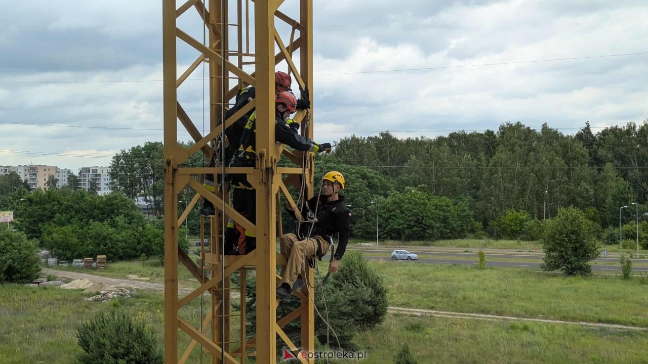 Ćwiczenia wysokościowe strażaków z JRG PSP Ostrołęka [25.06.2025] - zdjęcie #8 - eOstroleka.pl