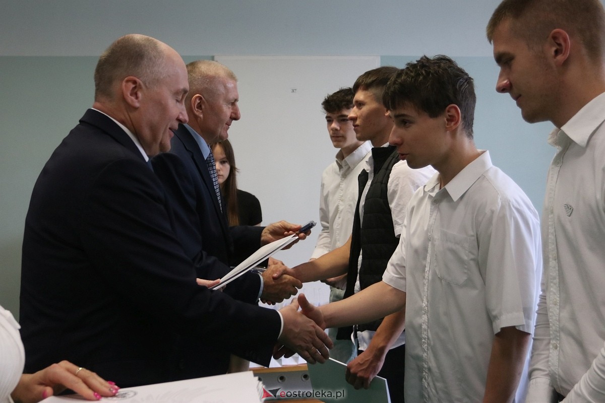 Zakończenie roku szkolnego w ZSZ 1 w Ostrołęce [27.06.2025] - zdjęcie #90 - eOstroleka.pl