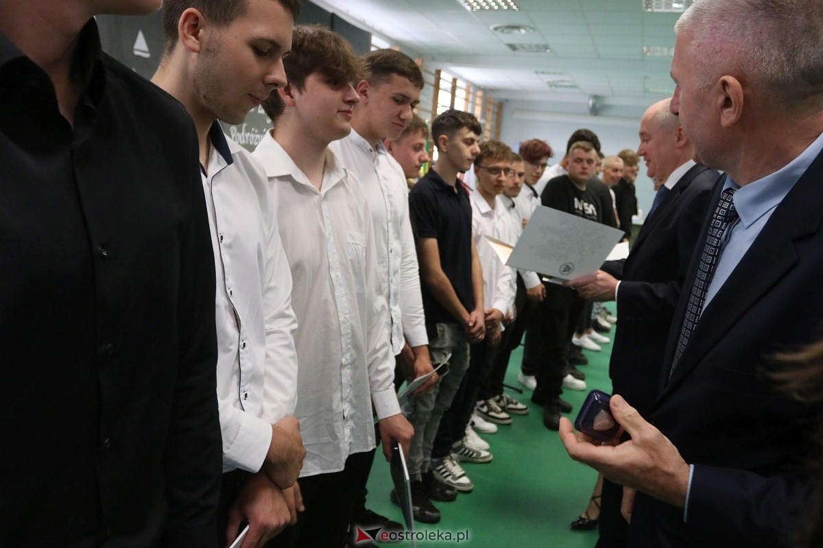 Zakończenie roku szkolnego w ZSZ 1 w Ostrołęce [27.06.2025] - zdjęcie #82 - eOstroleka.pl