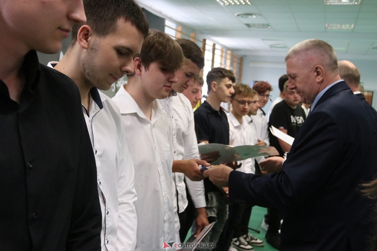 Zakończenie roku szkolnego w ZSZ 1 w Ostrołęce [27.06.2025] - zdjęcie #80 - eOstroleka.pl