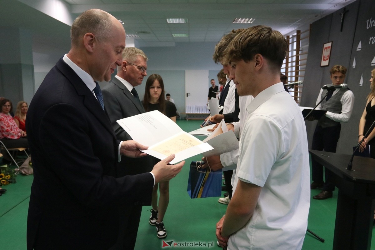 Zakończenie roku szkolnego w ZSZ 1 w Ostrołęce [27.06.2025] - zdjęcie #30 - eOstroleka.pl
