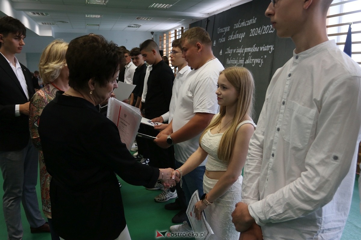 Zakończenie roku szkolnego w ZSZ 1 w Ostrołęce [27.06.2025] - zdjęcie #6 - eOstroleka.pl