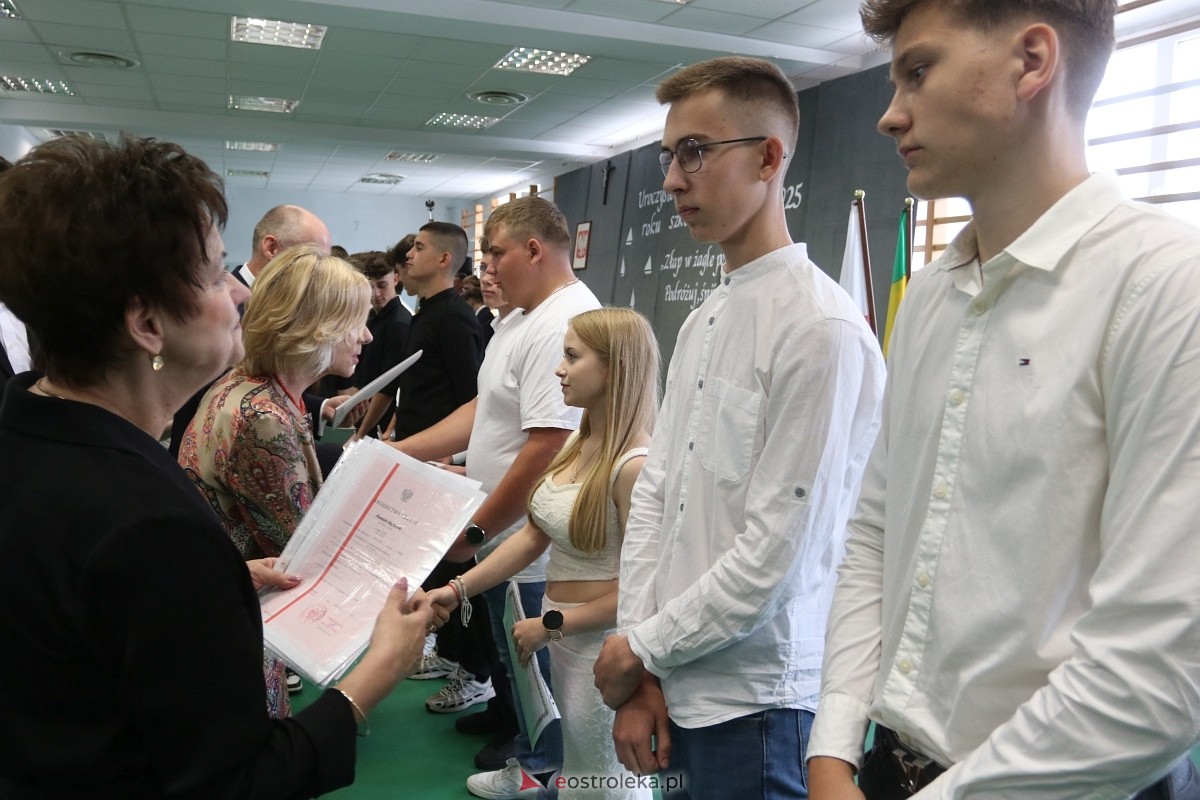 Zakończenie roku szkolnego w ZSZ 1 w Ostrołęce [27.06.2025] - zdjęcie #5 - eOstroleka.pl