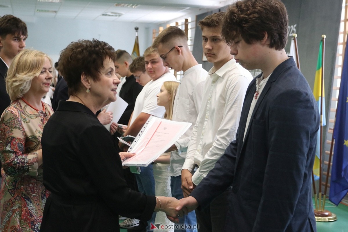 Zakończenie roku szkolnego w ZSZ 1 w Ostrołęce [27.06.2025] - zdjęcie #4 - eOstroleka.pl