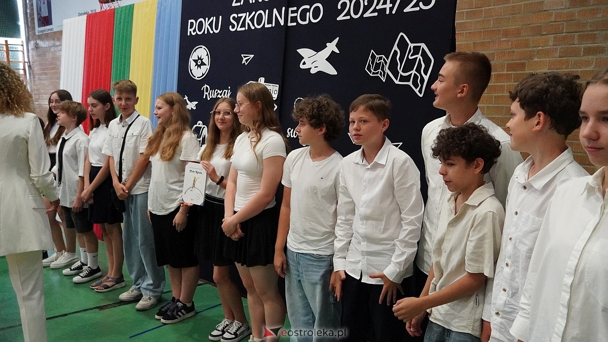 Zakończenie roku szkolnego w Szkole Podstawowej nr 5 im. Zofii Niedziałkowskiej w Ostrołęce [27.06.2025] - zdjęcie #16 - eOstroleka.pl