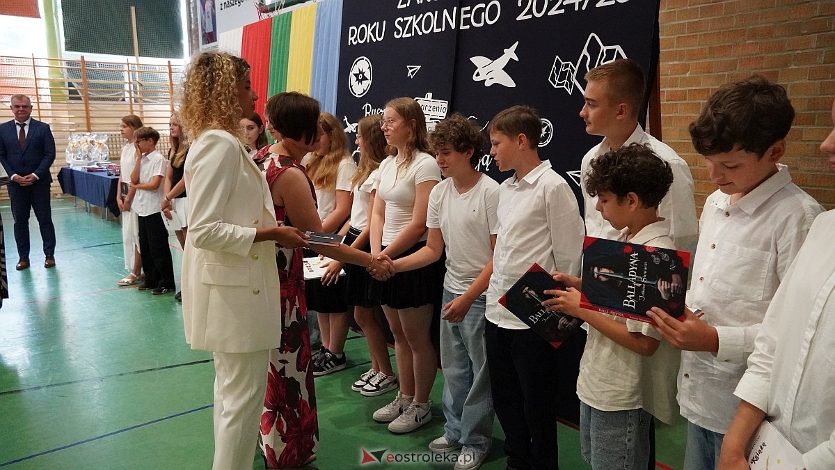 Zakończenie roku szkolnego w Szkole Podstawowej nr 5 im. Zofii Niedziałkowskiej w Ostrołęce [27.06.2025] - zdjęcie #127 - eOstroleka.pl