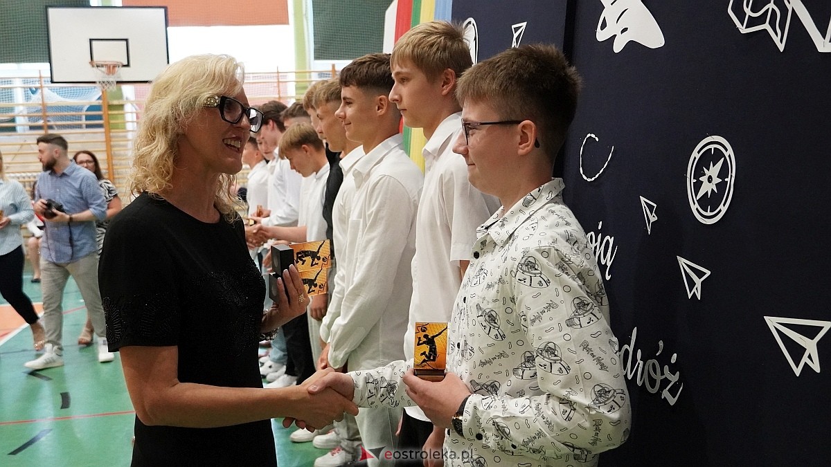 Zakończenie roku szkolnego w Szkole Podstawowej nr 5 im. Zofii Niedziałkowskiej w Ostrołęce [27.06.2025] - zdjęcie #35 - eOstroleka.pl