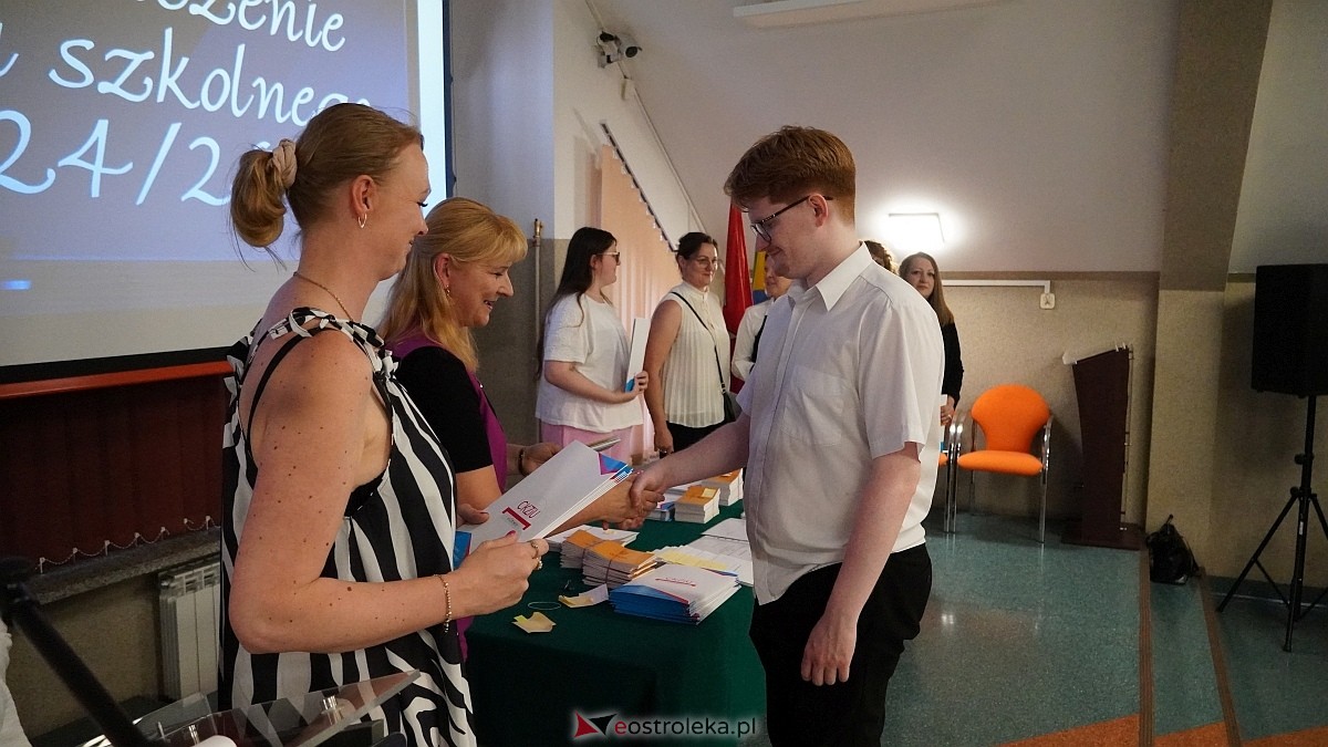 Zakończenie roku szkolnego w CKZiU [27.06.2025] - zdjęcie #49 - eOstroleka.pl