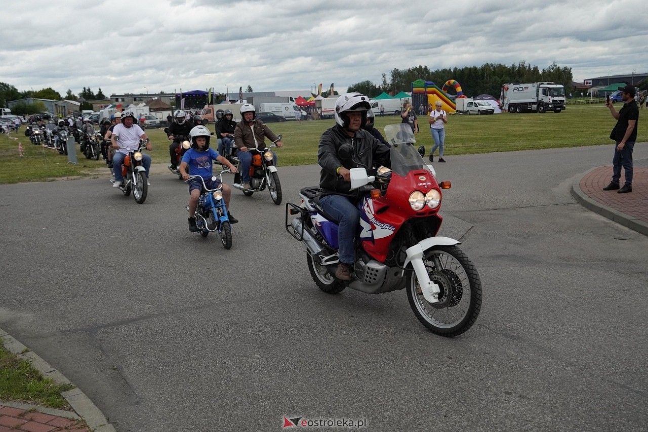 Oldtimer 2025: Parada zabytkowych pojazdów ulicami Rzekunia [29.06.2025] - zdjęcie #130 - eOstroleka.pl
