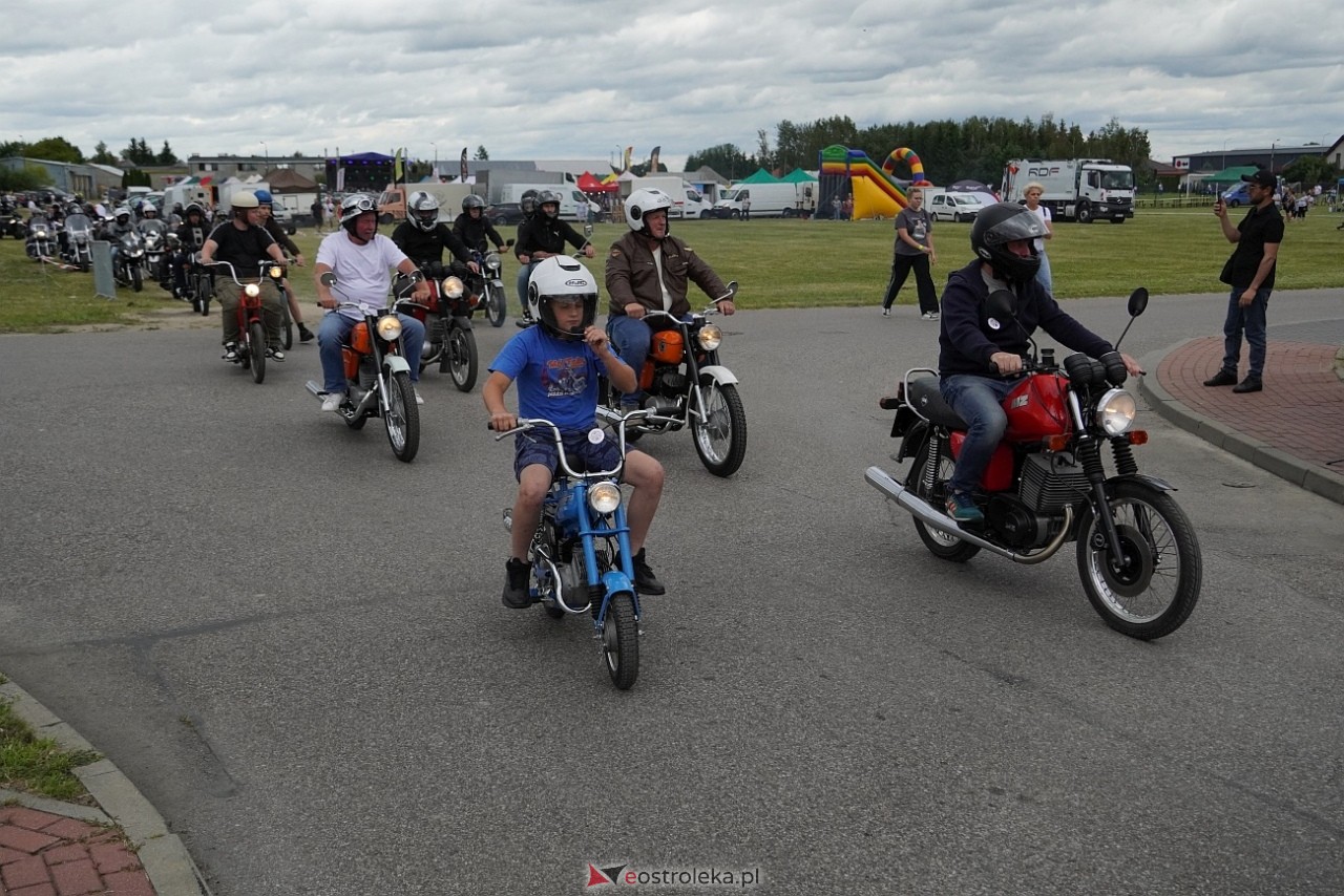 Oldtimer 2025: Parada zabytkowych pojazdów ulicami Rzekunia [29.06.2025] - zdjęcie #129 - eOstroleka.pl
