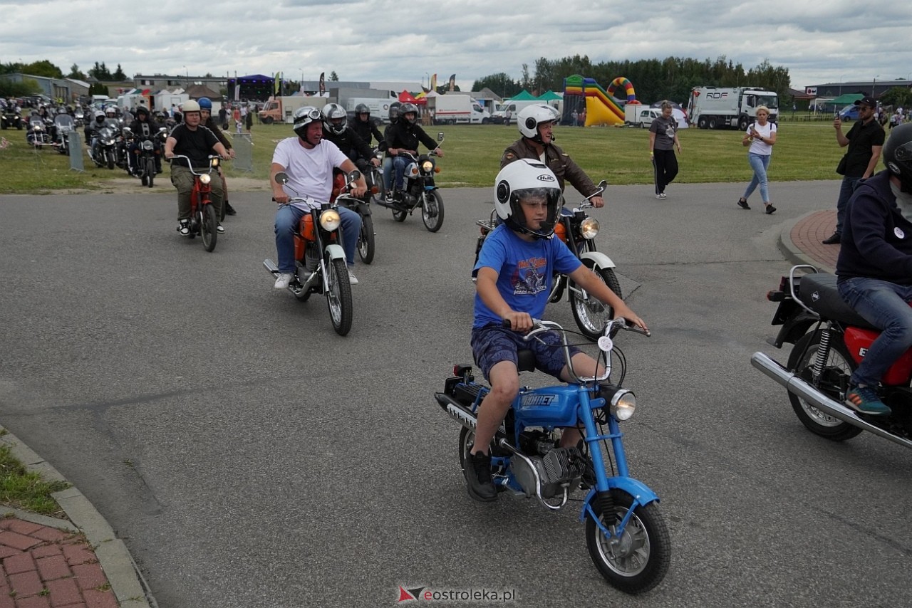 Oldtimer 2025: Parada zabytkowych pojazdów ulicami Rzekunia [29.06.2025] - zdjęcie #128 - eOstroleka.pl