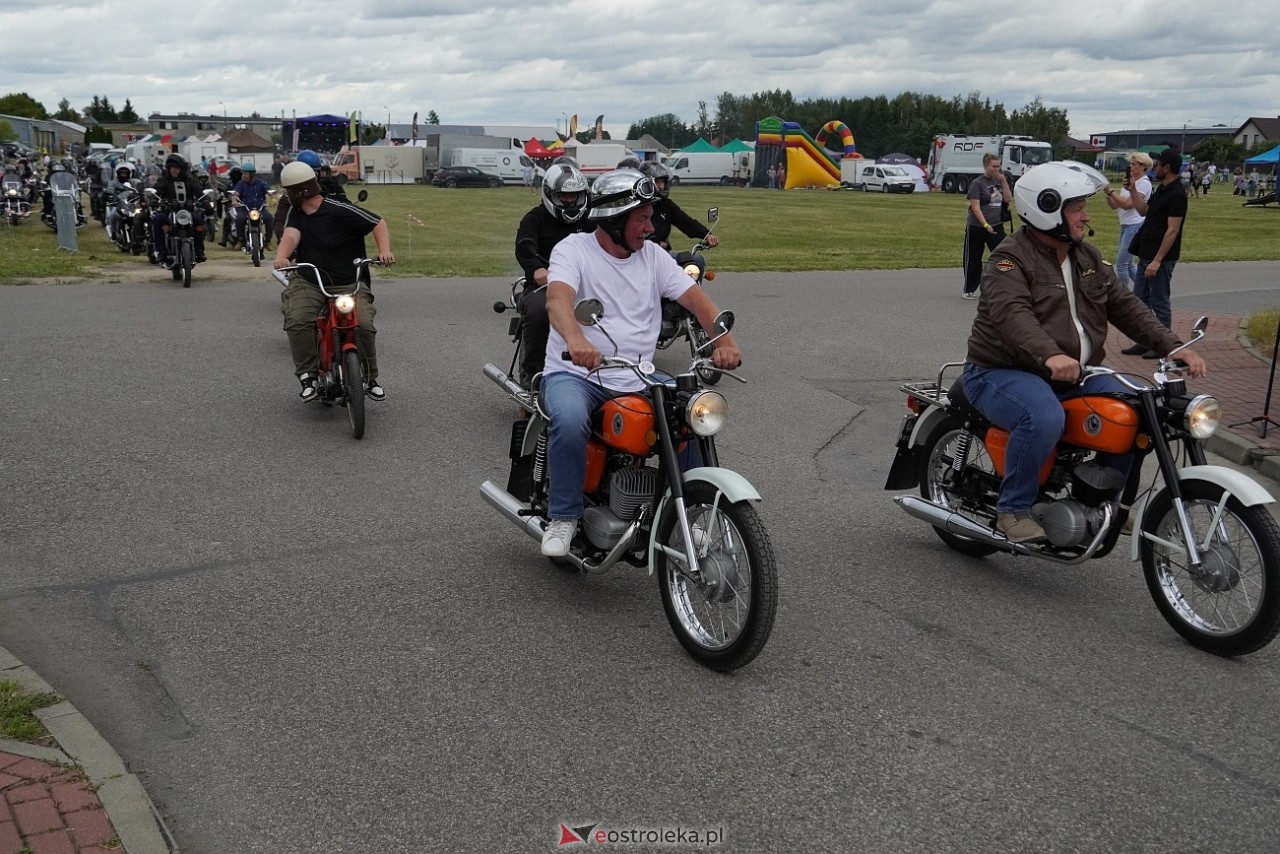 Oldtimer 2025: Parada zabytkowych pojazdów ulicami Rzekunia [29.06.2025] - zdjęcie #127 - eOstroleka.pl